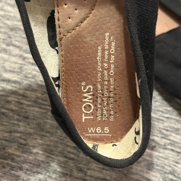 Toms Slip Ons Size 6.5 Ladies - Picture 4 of 5